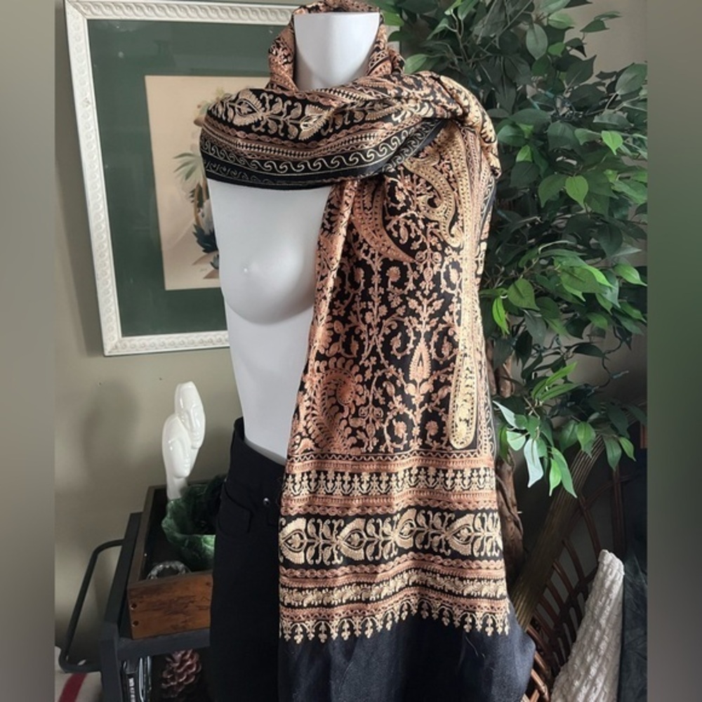 Gold Embroidered KashmiriPashmina shawl.